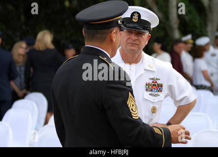 120505-N-XX082-944 La base aérienne d'Eglin, en Floride (5 mai 2012) Master Chief Petty Officer de la Marine (MCPON) Rick D. West parle avec commande de l'Armée de Sgt. Le major David Puig avant l'EOD 43e Service commémoratif annuel de formation à l'EOD Kauffman complexe. Les noms des dix-huit soldats, marins, aviateurs et marines ont été ajoutés à l'EOD Monument à la base aérienne d'Eglin, portant le total à 287 noms des membres du service qui ont tout sacrifié au nom de l'honneur à l'autre et le service. (U.S. Photo par marine Technicien Cryptologic Collection 1ère classe Joshua Pugh/libérés) - Droit de la Marine américaine Banque D'Images