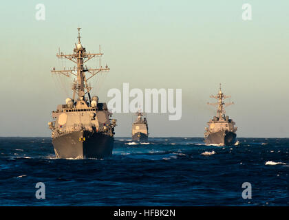 Océan Pacifique (oct. 25, 2012) La classe Arleigh Burke destroyers lance-missiles USS Stockdale (DDG 106), USS Shoup (DDG 86), et l'USS John Paul Jones (DDG 53) sont en cours en formation pendant une simulation de transit du détroit. Groupe aéronaval du 11, dirigée par le porte-avions USS Nimitz (CVN 68) est en cours participant à une même unité d'entraînement. AmericaÕs Les marins sont guerriers, flexible et rapide, une force déployée dans le monde entier. Inscrivez-vous à la conversation sur les médias sociaux à l'aide de # la guerre. (U.S. Photo par marine Spécialiste de la communication de masse 2e classe Benjamin Crossley/libérés) 121025-N-BT887-0 Banque D'Images