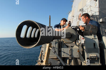 110128-N-0619M-123 de la mer d'Oman (janv. 28, 2011) GunnerÕs Mate 2e classe Jason Shaw, à gauche, et l'GunnerÕs Mate 3 Classe Sean T. Selph, inspecter le MK-38, modèle 2, 25mm machine gun monter à bord du destroyer lance-missiles USS Shoup (DDG 86). Shoup fait partie de l'Abraham Lincoln déployés dans la 5e Flotte des États-Unis zone de responsabilité à l'appui d'opérations de sécurité maritime et les efforts de coopération en matière de sécurité dans le théâtre. (U.S. Photo par marine Spécialiste de la communication de masse Jérémie 3ème classe/Mills) parution officielle - l'imagerie de l'US Navy Marine - Gunner's mates inspecter la machine gun. Banque D'Images