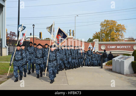 Grands Lacs, Illinois (oct. 16, 2012) Recrute marcher en formation à l'instruction des recrues, la marine commande seulement du boot camp. La Marine américaine possède un patrimoine de 237 ans de défense de la liberté et de la projection et de la protection des intérêts américains à travers le monde. Inscrivez-vous à la conversation sur les médias sociaux à l'aide de # la guerre. (U.S. Photo de la marine par le lieutenant Liza Swart/libérés) 121016-N-DT702-028 http://www.facebook.com/USNavy http://www.twitter.com/USNavy la conversation Inscrivez-vous Http://navylive.dodlive.mil - Imagerie de la Marine Américaine - La Marine recrute mars à boot camp. (1) Banque D'Images