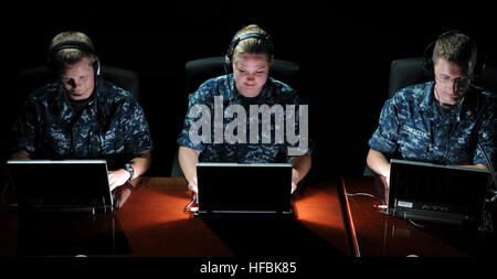 110524-N-GS507-210 Pensacola, Floride (24 mai 2011) Technicien Cryptologic (Collection) Seaman Recruter Ben Lowden, gauche, de Brownsberg, Ind., Cryptologic Technicien (réseaux) Seaman Apprentice Alicia Sutliff, de Jacksonville, en Floride, et Cryptologic Technicien (technique) Steven 3ème classe Tometczak, de Reno, Nevada, les étudiants du Centre d'information Dominance (CID) Corry, afficher un aperçu du système intégré pour l'enseignement des langues et de la formation (îlot). Le programme est actuellement testée par le CID à la langue, l'expertise régionale et de la Culture et de l'Academic Consortium for Global Banque D'Images