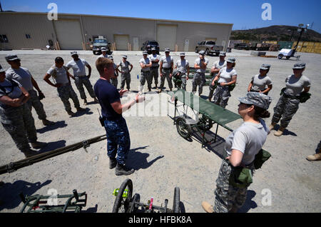 120731-N-Go179-010 Camp Pendleton, en Californie (31 juillet 2012) Près de 200 soldats et officiers de la Marine professionnels participent à des exercices de brancardier au cours de l'expéditionnaire Naval Medical Institute (NEMTI) Rôle de Kandahar 3 cours à Camp Pendleton, Californie Le cours de deux semaines, maintenant à sa deuxième version, est conçu pour fournir les compétences professionnelles actuelles de la formation avant les participants au cours du déploiement à Kandahar et d'autres de l'hôpital de rôle 3 base d'installations médicales. (U.S. Photo par marine Spécialiste de la communication de masse 1ère classe Cummins Bruce/Release Banque D'Images