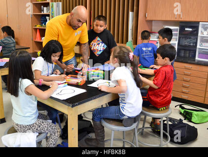 161018-N-IR859-127 HOUSTON (oct. 18, 2016) Maître de 2e classe Timothy Serrano du USS George H. W. Bush (CVN 77) visites des enfants à l'Housman Club Garçons et filles, à Houston, au Texas, au cours de la Semaine de la Marine. Semaines de la marine, coordonné par le Bureau de la marine de l'approche communautaire (NAVCO), sont conçus pour donner aux Américains l'occasion d'apprendre à propos de la marine, sa population et son importance pour la sécurité nationale et de la prospérité. (U.S. Photo par Marine chef Jen Blake/libérés) 161018-N-IR859-127 161018-N-IR859-127 Banque D'Images
