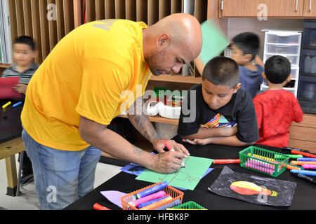 161018-N-IR859-132 HOUSTON (oct. 18, 2016) Maître de 2e classe Timothy Serrano du USS George H. W. Bush (CVN 77) visites des enfants à l'Housman Club Garçons et filles, à Houston, au Texas, au cours de la Semaine de la Marine. Semaines de la marine, coordonné par le Bureau de la marine de l'approche communautaire (NAVCO), sont conçus pour donner aux Américains l'occasion d'apprendre à propos de la marine, sa population et son importance pour la sécurité nationale et de la prospérité. (U.S. Photo par Marine chef Jen Blake/libérés) 161018-N-IR859-132 161018-N-IR859-132 Banque D'Images