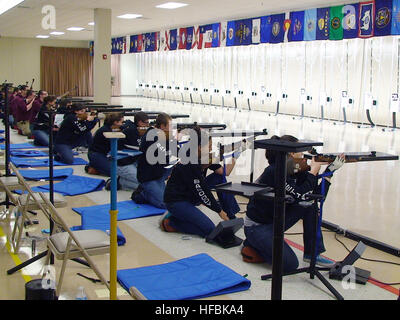 110212-N-FO977-327 d'Anniston, Alabama (fév. 12, 2011) les officiers subalternes de réserve marine Training Corps (NJROTC) sporter cadets division line jusqu'à la position de tir à genoux, qui se préparent à leurs premiers coups de feu au cours de la carabine à air 2011 NJROTC en Championnat d'Anniston, Alabama) Environ 200 cadets de NJROTC 51 écoles secondaires à travers les États-Unis ont participé à ce concours. (U.S. Navy photo de Mike Miller/libérés) - Imagerie de la marine américaine - NJROTC les cadets prennent part à la compétition à la carabine à air. Banque D'Images