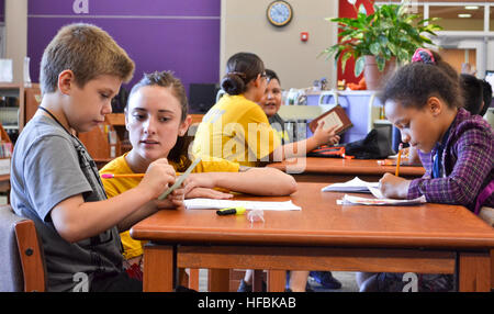 161018-N-IR859-152 HOUSTON (oct. 18, 2016) Maître de 2e classe Richard Courtney de l'USS George H. W. Bush (CVN 77) permet à un élève ayant des devoirs de mathématiques à l'Housman Club Garçons et filles, à Houston, au Texas, au cours de la Semaine de la Marine. Semaines de la marine, coordonné par le Bureau de la marine de l'approche communautaire (NAVCO), sont conçus pour donner aux Américains l'occasion d'apprendre à propos de la marine, sa population et son importance pour la sécurité nationale et de la prospérité. (U.S. Photo par Marine chef Jen Blake/libérés) 161018-N-IR859-152 161018-N-IR859-152 Banque D'Images