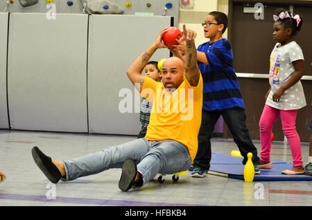 161018-N-IR859-201 HOUSTON (oct. 18, 2016) Maître de 2e classe Timothy Serrano du USS George H. W. Bush (CVN 77) joue un jeu avec les enfants au Club des Garçons et Filles de Housman, à Houston, au Texas, au cours de la Semaine de la Marine. Semaines de la marine, coordonné par le Bureau de la marine de l'approche communautaire (NAVCO), sont conçus pour donner aux Américains l'occasion d'apprendre à propos de la marine, sa population et son importance pour la sécurité nationale et de la prospérité. (U.S. Photo par Marine chef Jen Blake/libérés 161018-N-IR859-201 161018-N-IR859-201 Banque D'Images