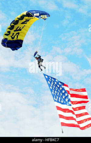 NEW YORK (oct. 6, 2012) La survie des équipages de 1ère classe Equipmentman Thomas Kinn, attribué à l'Équipe de parachutistes de la Marine américaine, le saut des grenouilles, vole un drapeau américain sur la cérémonie de mise en service des missiles de l'USS, Michael Murphy (DDG 112) au Manhattan's Pier 88. Le nouveau destroyer honore la mémoire de feu le lieutenant (JOINT) Michael P. Murphy, un natif de New York qui a reçu à titre posthume la Médaille d'honneur pour ses actions dans la lutte contre le chef d'une équipe de reconnaissance de quatre hommes en Afghanistan. Murphy a été la première personne à avoir reçu la médaille pour actions en Afghanistan, et le premier m Banque D'Images