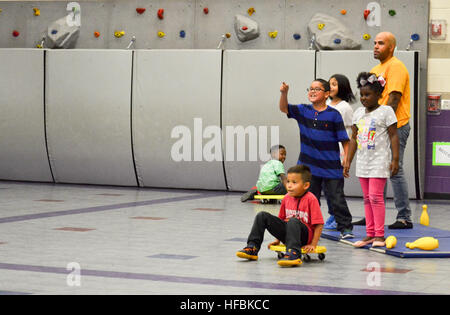 161018-N-IR859-298 HOUSTON (oct. 18, 2016) Maître de 2e classe Timothy Serrano du USS George H. W. Bush (CVN 77) joue un jeu avec les enfants au Club des Garçons et Filles de Housman, à Houston, au Texas, au cours de la Semaine de la Marine. Semaines de la marine, coordonné par le Bureau de la marine de l'approche communautaire (NAVCO), sont conçus pour donner aux Américains l'occasion d'apprendre à propos de la marine, sa population et son importance pour la sécurité nationale et de la prospérité. (U.S. Photo par Marine chef Jen Blake/libérés) 161018-N-IR859-298 161018-N-IR859-298 Banque D'Images