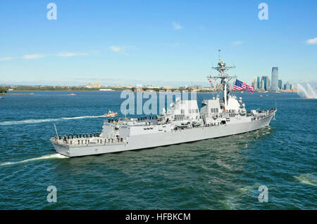 NEW YORK (oct. 1, 2012) missiles de l'Pre-Commissioning (PCU) Michael Murphy (DDG 112) fait son chemin à travers le port de New York en préparation pour sa mise en service le 6 octobre. Le nouveau destroyer honore la mémoire de feu le lieutenant (JOINT) Michael P. Murphy, un natif de New York, qui a reçu à titre posthume la Médaille d'honneur pour ses actions dans la lutte contre le chef d'une équipe de reconnaissance de quatre hommes en Afghanistan. Murphy a été la première personne à avoir reçu la médaille d'Honneur pour des actions en Afghanistan, et le premier membre de la Marine américaine à recevoir le prix depuis la guerre du Vietnam. # Murph (U.S. Phot de la marine Banque D'Images