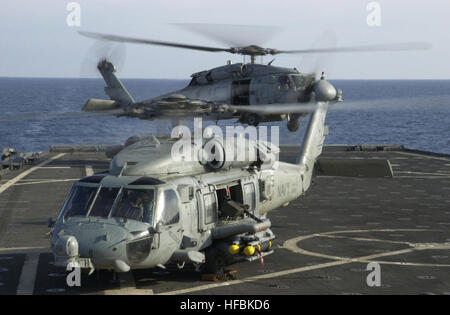 Deux hélicoptères HH-60H Seahawk du Helicopter anti-Submarine Squadron HS-11 décollent de l'USS Shreveport lors d'un exercice d'opérations d'interdiction, transportant des Navy SEALs simulant un embarquement à bord d'un navire à l'appui de l'opération Enduring Freedom. Banque D'Images