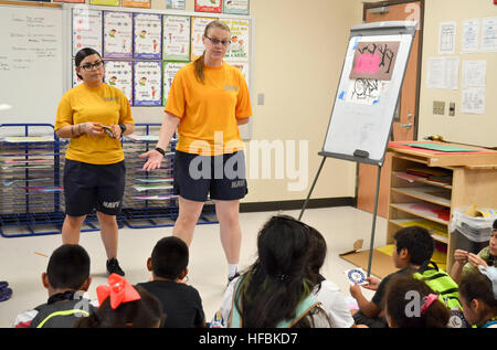 161018-N-IR859-347 HOUSTON (oct. 18, 2016) Maître de 1re classe Cynthia Martens, droite, et Jade marin de l'USS George H.W. Alvarado Bush (CVN 77) Parler aux enfants au sujet de la vie marine à l'Housman Club Garçons et filles, à Houston, au Texas, au cours de la Semaine de la Marine. Semaines de la marine, coordonné par le Bureau de la marine de l'approche communautaire (NAVCO), sont conçus pour donner aux Américains l'occasion d'apprendre à propos de la marine, sa population et son importance pour la sécurité nationale et de la prospérité. (U.S. Photo par Marine chef Jen Blake/libérés) 161018-N-IR859-347 161018-N-IR859-347 Banque D'Images