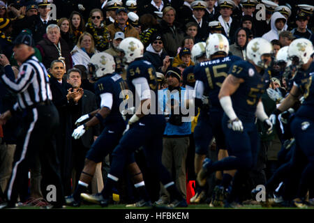 111210-N-MG658-432 LANDOVER, Maryland (déc. 10, 2011) Le président américain Barack Obama regarde le 112e match de football collège Army-Navy à FedEx Field. L'académie navale des États-Unis les aspirants de battre l'armée américaine Academy Black Knights 27-21. (U.S. Photo par marine Spécialiste de la communication de masse 2e classe Todd Frantom s/libérés) - Imagerie de la marine américaine - Le président américain Barack Obama regarde le 112e Army-Navy college football game. Banque D'Images