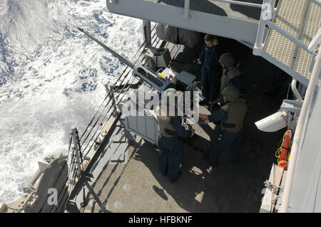 110404-N-NL541-018 MER DES CARAÏBES (4 avril 2011) marins affectés à la frégate lance-missiles USS Boone (FFG 28) fire une MK 38 25 mm armes durant une pratique d'incendie. Boone est déployée à l'appui de Southern Seas 2011. (U.S. Photo par marine Spécialiste de la communication de masse 3 Classe Stuart Phillips/libérés) - Imagerie de la Marine américaine officielle - les marins à bord de l'USS Boone fire MK 38 25mm gun Banque D'Images