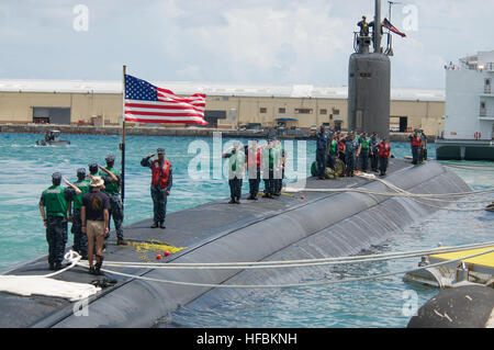 APRA HARBOUR, Guam (30 mai 2012) Les marins à bord de la Los Angeles-classe d'attaque USS Columbus (SSN 762) Décaler les couleurs après son arrivée à Apra Harbour pour une routine visite portuaire. c'est au cours de déploiement de six mois aux États-Unis 7e flotte zone de responsabilité. Columbus est sur un déploiement de six mois dans la flotte des États-Unis 7e zone de responsabilité. (U.S. Photo par marine Spécialiste de la communication de masse Première classe Jason Swink/libérés) 120530-N-CB621-064 http://www.facebook.com/USNavy http://www.twitter.com/USNavy la conversation Inscrivez-vous Http://navylive.dodlive.mil - Marine Américaine - Imagerie de l'aboa marins Banque D'Images