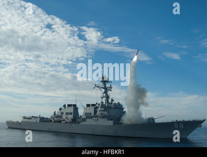 100929-N-4281P-100 de l'OCÉAN PACIFIQUE (sept. 29, 2010) Les marins à bord de missiles de l'USS Preble (DDG 88) effectuer un test de lancement de missile Tomahawk pendant qu'ils sont en cours dans un secteur d'entraînement au large de la Californie. Le lancement à l'épreuve les compétences des membres de l'équipage ainsi que la capacité de suivre et de détruire des cibles bien au-delà de l'horizon. (U.S. Photo par marine Spécialiste de la communication de masse ligneuse Paschall/1ère classe) - parution de l'imagerie de la Marine américaine officielle - les marins à bord de l'USS Preble conduite de tir de missile opérationnel. Banque D'Images