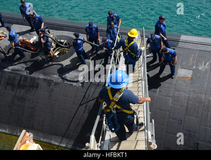 POINT POLARIS, Guam (oct. 26, 2012) les marins de la fonction publique de l'offre Câble sous-marin USS Frank (40) aider les marins affectés à la Los Angeles-classe sous-marin d'attaque rapide USS Oklahoma City (SSN 723) en reliant les lignes de grue à l'arcade sourcilière en préparation pour commencer. Frank mène de câble de l'entretien et du soutien des sous-marins et navires de surface dans la zone de responsabilité de la 7ème flotte. La Marine américaine est constamment déployés pour préserver la paix, protéger le commerce, et de dissuader l'agression par la présence de l'avant. Inscrivez-vous à la conversation sur les médias sociaux à l'aide de # la guerre. (U.S. Le ph de la marine Banque D'Images