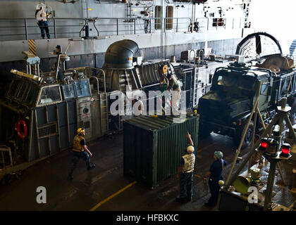 120824-N-XK513-136 GOLFE D'ADEN (16 août 2000 24, 2012) marins et soldats se préparent à décharger des marchandises d'un landing craft air cushion dans l'welldeck à bord du navire quai de transport amphibie USS New York (LPD 21). New York fait partie de l'Iwo Jima Groupe amphibie et est déployée à l'appui d'opérations de sécurité maritime et les efforts de coopération en matière de sécurité dans le théâtre dans la 5e Flotte des États-Unis zone de responsabilité. (U.S. Photo par marine Spécialiste de la communication de masse 2e classe Ian Carver/libérés) - Imagerie de la marine américaine - marins et soldats se préparent à décharger des marchandises. Banque D'Images