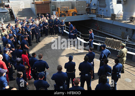 120828-N-XO436-031 GOLFE D'ADEN (16 août 2000 28, 2012) marins et Marines à bord du navire de débarquement quai amphibie USS Gunston Hall (LSD 44) recevoir des instructions de service du pont de l'équipage pendant un exercice d'abandon du navire. Gunston Hall, avec l'entrepris 24e Marine Expeditionary Unit, fait partie de l'Iwo Jima Groupe amphibie déployés à l'appui d'opérations de sécurité maritime et les efforts de coopération en matière de sécurité dans le théâtre dans la 5e Flotte des États-Unis zone de responsabilité. (U.S. Photo par marine Spécialiste de la communication de masse de la classe 3ème Jonathan Sunderman/libérés) - Imagerie de la marine américaine - Les Marins un Banque D'Images