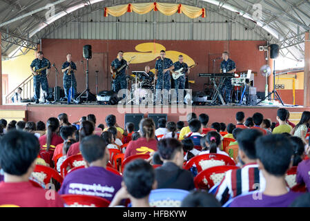 SIHANOUK VILLE, au Cambodge (nov. 4, 2016) La 7e Flotte Rock Band 'Orient Express' effectue en m'Lop Tapang orphelinat dans le cadre de carat au Cambodge. CARAT est une série d'exercices maritimes annuel entre la U.S. Navy, Corps des Marines des États-Unis et les forces armées de neuf pays partenaires de : Bangladesh, Brunei, Cambodge, Indonésie, Malaisie, Philippines, Singapour, la Thaïlande et le Timor-Leste. (U.S. Photo par Marine Bureau maître 2e classe Jason/Kofonow) Parution 161104-N-CZ848-004 161104-N-CZ848-004 Banque D'Images