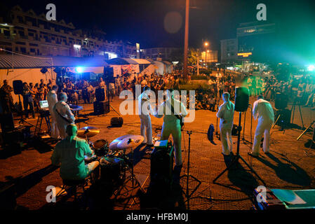 161104-N-CZ848-139, Cambodge SIHANOUK VILLE (nov. 4, 2016) La 7e Flotte Rock Band 'Orient Express' fonctionne à l'ancienne station de bus à Sihanouk Ville dans le cadre de carat au Cambodge. CARAT est une série d'exercices maritimes annuel entre la U.S. Navy, Corps des Marines des États-Unis et les forces armées de neuf pays partenaires de : Bangladesh, Brunei, Cambodge, Indonésie, Malaisie, Philippines, Singapour, la Thaïlande et le Timor-Leste. (U.S. Photo par Marine Bureau maître 2e classe Jason/Kofonow) Parution 161104-N-CZ848-139 161104-N-CZ848-139 Banque D'Images