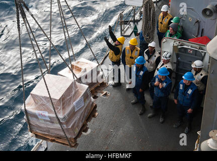 120322-N-VY256-287 golfe arabe (22 mars 2012) Ryan Seaman signaux Eastman au personnel militaire commandement à bord du transport maritime de marchandises sèches et de munitions ship USNS Charles Drew (T-AKE 10) au cours d'un ravitaillement en mer à bord de la classe Ticonderoga croiseur lance-missiles USS Cape St. George (CG 71). Cap St George est déployée dans le cadre de l'Abraham Lincoln à la 5e Flotte des États-Unis zone de responsabilité des opérations de sécurité maritime, les efforts de coopération en matière de sécurité dans le théâtre et missions d'appui dans le cadre de l'opération Enduring Freedom. (U.S. Photo de la marine par la communication de masse spec Banque D'Images