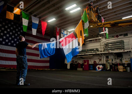 JEDDAH, Arabie saoudite (7 mai 2012) marins accrocher des drapeaux du signal pour une prochaine cérémonie dans la zone de Le navire d'assaut amphibie USS Iwo Jima (DG 7). Iwo Jima, le produit phare de l'Iwo Jima Groupe amphibie avec l'entrepris 24e Marine Expeditionary Unit, est déployée pour appuyer les opérations de sécurité maritime et le théâtre de la coopération en matière de sécurité de l'ONU les efforts de la 5e Flotte des États-Unis zone de responsabilité. (U.S. Photo par marine Spécialiste de la communication de masse Seaman Apprentice Scott Youngblood/libérés) 120507-N-QM601-080 Inscrivez-vous la conversation http://www.facebook.com/USNavy http://www Banque D'Images