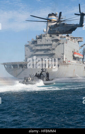 120131-N-QM601-135 OCÉAN ATLANTIQUE (janvier 1985). 31, 2012) marins et Marines à bord d'un canot pneumatique à coque rigide (RHIB) et d'un MH-53E Super Stallion hélicoptère du milieu marin de l'escadron à rotors basculants (VMM) 261 (renforcée), 24e Marine Expeditionary Unit (MEU) 24e, prendre la direction de la flotte maritime militaire de réapprovisionnement commande lubrificateur USNS Laramie (T-AO 203) dans le cadre d'une visite, un conseil, une perquisition et saisie au cours de l'évolution de la formation d'exercice de certification. New York est en cours pour l'exercice de certification, la qualification finale pour la 24e Marine Expeditionary Unit (MEU) 24 et l'Iwo Jima Amph Banque D'Images