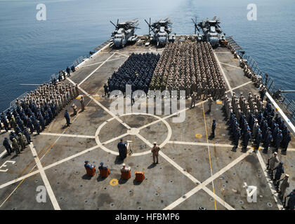 Golfe d'ADEN (sept. 11, 2012) Le Capitaine Jon Kreiz, commandant de la station de transport amphibie USS New York (LPD 21) adresses, marins et soldats au cours d'une cérémonie du Souvenir pour commémorer le 11e anniversaire de la 11 Septembre 2001 Les attentats terroristes. New York fait partie de l'Iwo Jima Groupe amphibie avec l'entrepris 24e Marine Expeditionary Unit (MEU) 24. Le navire est construit avec 7,5 tonnes d'acier récupéré, dans le World Trade Center et est actuellement déployé à l'appui d'opérations de sécurité maritime et les efforts de coopération en matière de sécurité dans le théâtre américain dans le domaine de la 5e flotte r Banque D'Images