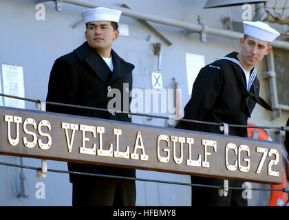 110115-N-5292M-124 NORFOLK (janv. 15, 2011) l'homme des marins à bord des rails croiseur lance-missiles USS Vella Gulf (CG 72) comme le navire retourne à Norfolk Naval Station. Vella Gulf terminé un déploiement de six mois dans la mer Méditerranée à l'appui de la stratégie de défense de missiles balistiques. (U.S. Photo par marine Spécialiste de la communication de masse/Matyascik Julie 1ère classe) parution officielle - l'imagerie de la marine américaine - Les marins à bord de l'USS Vella rails homme lors du retour du Golfe. Banque D'Images