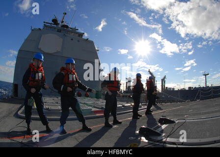 111130-N-DU438-079 OCÉAN ATLANTIQUE (nov. 30, 2011) l'homme marins téléphone et ligne de distance sur le gaillard de croiseur lance-missiles USS Gettysburg (CG 64) au cours d'un ravitaillement en mer avec le transport maritime de la flotte militaire commande de réapprovisionnement oiler USNS Leroy Grumman (T-AO 195). Gettysburg est déployé au 6e de la zone de responsabilité de la flotte des opérations de sécurité maritime et les efforts de coopération en matière de sécurité dans le théâtre. (U.S. Photo par marine Spécialiste de la communication de masse 3 Classe Betsy Knapper/libérés) - Imagerie de la marine américaine - Les Marins homme le téléphone et ligne de distance. Banque D'Images