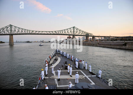 120730-N-YZ751-252 MONTRÉAL (30 juillet 2012) marins homme les rails à bord de la classe Oliver Hazard Perry USS frégate FFG (45 DeWert) que le navire arrive à Montréal. DeWert, le cyclone de patrouille côtière de classe USS Ouragan (PC 3) et l'frégate de classe Halifax NCSM Ville de Québec (FFH 332) visiter villes en Amérique et au Canada pour commémorer le bicentenaire de la guerre de 1812. (U.S. Photo par marine Spécialiste de la communication de masse 2e classe Tony D. Curtis/libérés) - Imagerie de la marine américaine - Les Marins homme les rails. (10) Banque D'Images