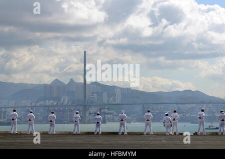 120710-N-WW409-241 HONG KONG (10 juillet 2012) marins homme les rails de la classe Nimitz porte-avions USS George Washington (CVN 73) en arrivant à Hong Kong pour une visite du port. George Washington et son aile, l'air carrier Air Wing 5, fournir une force prête au combat qui permettra de protéger et de défendre les intérêts de la maritime collective aux Etats-Unis et de ses alliés et partenaires dans la région Asie-Pacifique. (U.S. Photo par marine Spécialiste de la communication de masse 1ère classe Jennifer A./Villalovos) parution officielle - l'imagerie de la marine américaine - Les Marins homme les rails. (14) Banque D'Images