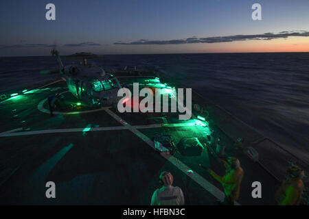 161202-N-JI086-346 - MER MÉDITERRANÉE (déc. 2, 2016) Un MH-60 Seahawk, joint à l'Escadron d'hélicoptères de combat de la mer (28) HSC-28 atterrit sur le pont de vol de missiles de l'USS Porter (DDG 78) lors d'un appontage de nuit, de qualification, 2 décembre 2016. Porter, l'avant-déployé à Rota, Espagne, mène des opérations navales dans la sixième flotte américaine zone d'opérations à l'appui de la sécurité nationale des États-Unis en Europe. (U.S. Photo par Seaman marine Ford Williams/libérés) 161202-N-JI086-346 161202-N-JI086-346 Banque D'Images