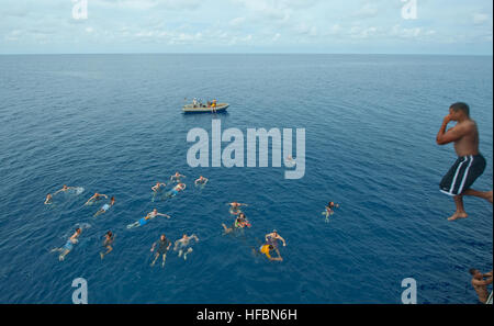 Les marins, les Marines et le personnel de la 7e flotte américaine à bord de l'USS Blue Ridge (LCC 19) participent à un appel à la natation après une cérémonie Crossing the Line, une tradition navale marquant la traversée de l'Équateur, alors qu'ils sont déployés en mer de Chine méridionale. Banque D'Images