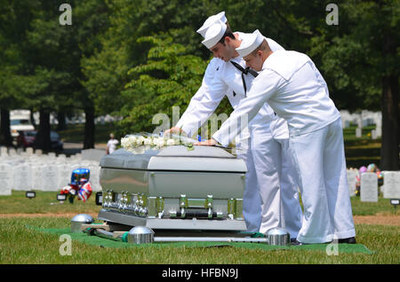 120619-N-HG414-486 ARLINGTON, Va. (19 juin 2012) marins lieu leur badge sur le cercueil du maître d'Armes 2e classe Sean Brazas au cours de sa cérémonie funèbre au cimetière national d'Arlington. Brazas, un chien-chien, est mort le 30 mai alors que des opérations de combat dans la région de Panjwa'l, l'Afghanistan. (U.S. Photo par Marine Ensign Amber Lynn Daniel/libérés) - Imagerie de la marine américaine - Les Marins lieu leur badge sur le cercueil du maître d'Armes 2e classe Sean Brazas au cours de sa cérémonie funèbre au cimetière national d'Arlington. Banque D'Images