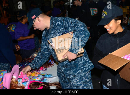 MAYPORT, Floride (31 déc. 15, 2016) - Les marins reçoivent des jouets distribués par le Premier Maître de 1re classe de l'Association, le Maître de 2e classe de l'Association, maître de la Coalition et l'Association des marins contre les décisions destructrices à bord du navire d'assaut amphibie USS Iwo Jima (DG 7). Iwo Jima est actuellement à son port d'attache de Mayport, Floride, la conduite d'un service d'entretien continu de la disponibilité. (U.S. Photo de la marine par le maître de 3e classe Jess E. Toner/libéré) 161215-N-ZB097-0087 161215-N-ZB097-0087 Banque D'Images