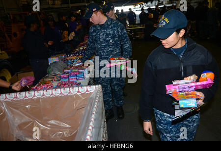 MAYPORT, Floride (31 déc. 15, 2016) - Les marins reçoivent des jouets distribués par le Premier Maître de 1re classe de l'Association, le Maître de 2e classe de l'Association, maître de la Coalition et l'Association des marins contre les décisions destructrices à bord du navire d'assaut amphibie USS Iwo Jima (DG 7). Iwo Jima est actuellement à son port d'attache de Mayport, Floride, la conduite d'un service d'entretien continu de la disponibilité. (U.S. Photo de la marine par le maître de 3e classe Jess E. Toner/libéré) 161215-N-ZB097-0146 161215-N-ZB097-0146 Banque D'Images