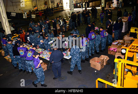 161215-N-ZB097-0173 MAYPORT, Floride (31 déc. 15, 2016) Les marins reçoivent des jouets distribués par le Premier Maître de 1re classe de l'Association, le Maître de 2e classe de l'Association, maître de la Coalition et l'Association des marins contre les décisions destructrices à bord du navire d'assaut amphibie USS Iwo Jima (DG 7). Iwo Jima est actuellement à son port d'attache de Mayport, Floride, la conduite d'un service d'entretien continu de la disponibilité. (U.S. Photo de la marine par le maître de 3e classe Jess E. Toner/libéré) 161215-N-ZB097-0173 161215-N-ZB097-0173 Banque D'Images