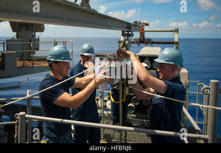 120608-N-PB383-234 OCÉAN PACIFIQUE (8 juin 2012) Fire Controlmen déposer une jante 116 Rolling Airframe Missile à partir de son lancement à bord du navire d'assaut amphibie USS Makin Island (DG 8) lors d'un téléchargement d'armes. Makin Island et entrepris de Marine affecté à la 11e Marine Expeditionary Unit (11e MEU) sont déployés aux États-Unis 7e flotte zone de responsabilité. (U.S. Photo par marine Spécialiste de la communication de masse 2e classe Dominique Pineiro/libérés) - Imagerie de la marine américaine - Les Marins supprimer un de ses missiles USS Makin Island à bord du lanceur. Banque D'Images