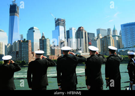 NEW YORK (oct. 1, 2012) marins affectés à missiles de l'Pre-Commissioning (PCU) Michael Murphy (DDG 112) salue le 9/11 Memorial à mesure que le navire transite le port de New York en vue de sa mise en service le 6 octobre. Le nouveau destroyer honore la mémoire de feu le lieutenant (JOINT) Michael P. Murphy, un natif de New York, qui a reçu à titre posthume la Médaille d'honneur pour ses actions dans la lutte contre le chef d'une équipe de reconnaissance de quatre hommes en Afghanistan. Murphy a été la première personne à avoir reçu la médaille pour actions en Afghanistan, et le premier membre de la Marine américaine à recevoir la médaille d'honneur de s Banque D'Images