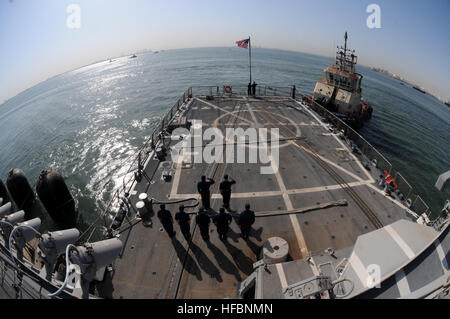 110813-N-QL471-068 MINA SALMAN PIER, Bahreïn (16 août 2000 13, 2011) marins saluer le drapeau national au cours de matin à bord de la couleurs missiles USS Truxtun (DDG 103) alors que le navire se prépare à obtenir en cours. Truxtun est déployé sur le 5e Flotte des États-Unis zone de responsabilité des opérations de sécurité maritime et soutient les missions dans le cadre des opérations Enduring Freedom et New Dawn. (U.S. Photo par marine Spécialiste de la communication de masse de la classe 3ème Billy Ho/libérés) - Imagerie de la marine américaine - Les Marins saluer le drapeau national au cours de matin à bord du USS Truxtun couleurs Banque D'Images