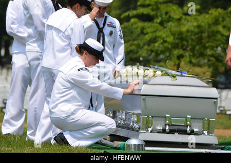 120619-N-HG414-447 ARLINGTON, Va. (19 juin 2012). Les marins de prendre un moment pour dire au revoir à la maîtrise des armements au 2e classe Sean Brazas au cours de sa cérémonie funèbre au cimetière national d'Arlington. Brazas, un chien-chien, est mort le 30 mai alors que des opérations de combat dans la région de Panjwa'l, l'Afghanistan. (U.S. Photo par Marine Ensign Amber Lynn Daniel/libérés) - Imagerie de la marine américaine - Les Marins de prendre un moment pour dire au revoir à la maîtrise des armements au 2e classe Sean Brazas au cours de sa cérémonie funèbre au cimetière national d'Arlington. Banque D'Images