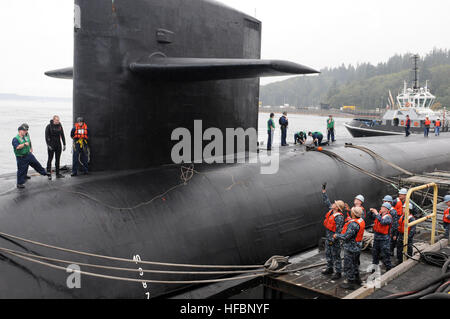 BANGOR, Washington (septembre 1994). 21, 2012) marins du sous-marin USS Maine (SNLE) 741 moor le navire après le retour d'une patrouille de dissuasion stratégique. (U.S. Photo par marine Spécialiste de la communication de masse en chef/Arendes Ahron libéré) 120921-N-LP168-057 www.facebook.com/USNavy www.twitter.com/USNavy la conversation Inscrivez-vous navylive.dodlive.mil - Imagerie de l'US Navy USS Maine cravate - Les marins à l'embarcadère. Banque D'Images