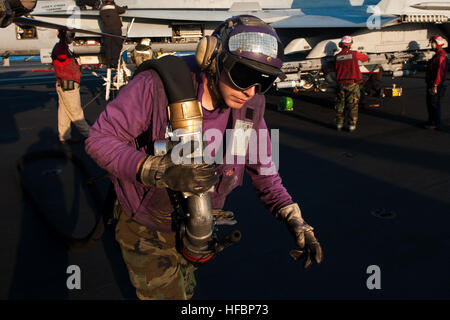 111130-N-BT887-241 Golfe Arabique (nov. 30, 2011) l'Aviation maître de Manœuvre (carburant) Airman David Hayes a un tuyau de carburant à bord de la classe Nimitz porte-avions USS JOHN C. STENNIS (CVN 74). John C. Stennis est déployé sur le 5e Flotte des États-Unis zone de responsabilité des opérations de sécurité maritime et missions d'appui dans le cadre des opérations Enduring Freedom et New Dawn. (U.S. Photo par marine Spécialiste de la communication de masse Benjamin 3ème classe Crossley/libérés) - Imagerie de la marine américaine - Sailor porte un flexible de carburant. Banque D'Images