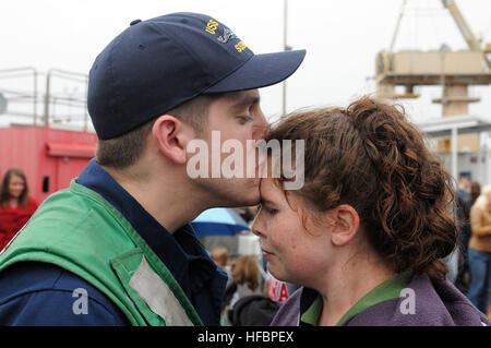 BANGOR, Washington (septembre 1994). 21, 2012) Technicien en systèmes d'information Seaman Chet Ryder, affecté à la sous-marin SNLE USS Maine (741), embrasse son épouse après son retour d'une patrouille de dissuasion stratégique. (U.S. Photo par marine Spécialiste de la communication de masse en chef/Arendes Ahron libéré) 120921-N-LP168-094 www.facebook.com/USNavy www.twitter.com/USNavy la conversation Inscrivez-vous navylive.dodlive.mil - Imagerie de la marine américaine - Sailor embrasse sa femme une fois de retour à la maison. Banque D'Images