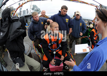 110730-N-EF447-004 MER DU NORD (30 juillet 2011) Marine Diver 2e classe Jason Hatch, affecté à l'unité mobile de récupération et de plongée (MDSU) 2, à l'écoute de choses spécifiques à rechercher au cours de sa prochaine mission de plongée à bord de la commande de transport maritime militaire récupérer et sauver ship USNS Saisir (T-EI 51). Saisir, MDSU-2 et de la Marine, de l'archéologue scientifique, et les historiens sont déployés dans la mer du Nord à mener des expéditions de plongée. Tout en vérifiant les sites présumés de naufrages, qu'ils espèrent trouver en fin de compte le phare historique de John Paul Jones, USS Bohnomme Richard. (U.S. Photo de la marine par la communication de masse spec Banque D'Images