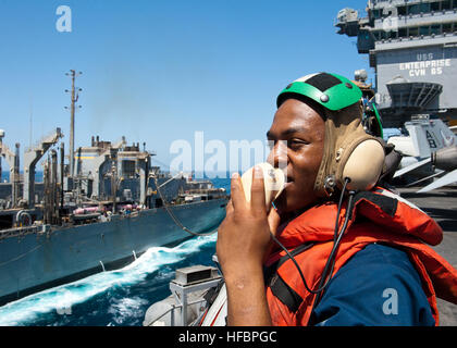 La mer d'Oman (oct. 4, 2012) Jonathan Marin Ware, de Columbus, Ohio, les pourparlers sur un téléphone d'un son à partir de la cabine de pilotage du porte-avions USS Enterprise (CVN 65) au cours d'un ravitaillement en mer avec le transport maritime militaire rapide Commande de navire de soutien au combat (T'offre l'USNS-AOE 6). Enterprise est déployé sur le 5e Flotte des États-Unis zone de responsabilité des opérations de sécurité maritime, les efforts de coopération en matière de sécurité dans le théâtre et missions d'appui pour l'opération Enduring Freedom. La Marine américaine est constamment déployés pour préserver la paix, protéger le commerce, et de dissuader l'agression par la présence de l'avant. Jo Banque D'Images