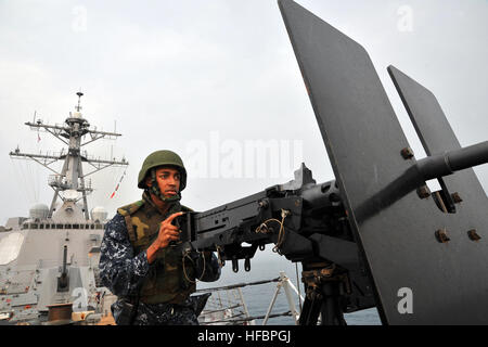 Détroit de Malacca (oct. 6, 2012) du navire marin militaire Alexander Bryant, affecté à la classe Arleigh Burke destroyer lance-missiles USS (DDG 85 Lexington-historic District), mans de calibre 50 une machine gun alors que le navire fait route dans le détroit de Malacca. Fait partie de l'Lexington-historic District George Washington Group et mène à une patrouille de l'ouest du Pacifique. Les marins de l'Amérique, un combattants sont rapides et flexibles de travail déployé dans le monde entier. Inscrivez-vous à la conversation sur les médias sociaux à l'aide de # la guerre. (U.S. Photo par marine Spécialiste de la communication de masse Seaman Declan Barnes/libérés) 121006-N-TG831-061 Banque D'Images