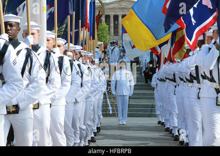 Les membres de la Navy Ceremonial Guard quittent le Navy Memorial après une cérémonie de dépôt de gerbes commémorant le 70e anniversaire de la bataille de Midway, tenue à Washington pour honorer les anciens combattants et les militaires tombés au combat. Banque D'Images